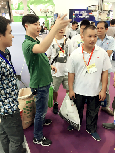 塑伯TPE業(yè)務經理接待客戶詢盤